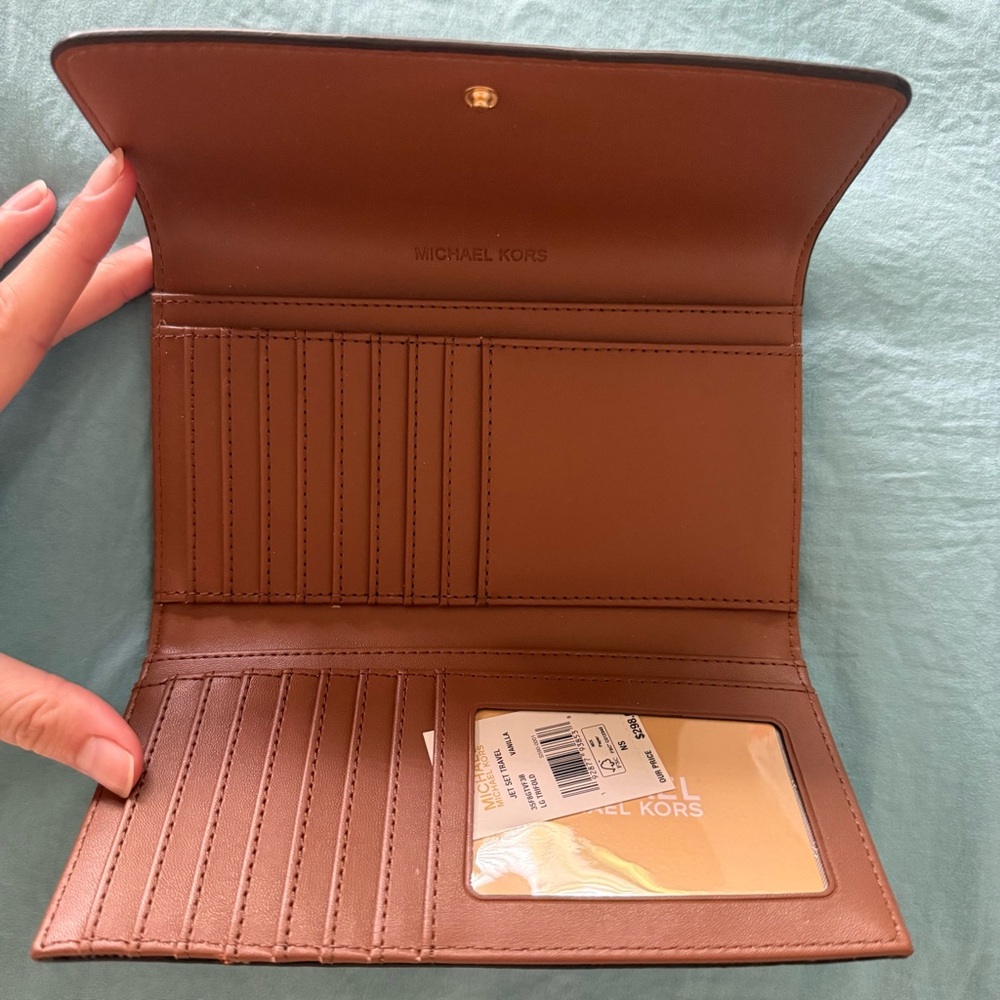 Michael Kors Jet Set Large Trifold Wallet in Vanilla - Picture 3 of 4